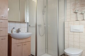 Douche, sèche-cheveux, serviettes fournies