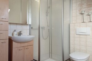 Dusj, hårføner og håndklær