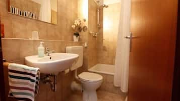 Chuveiro, secador de cabelo, toalhas de banho