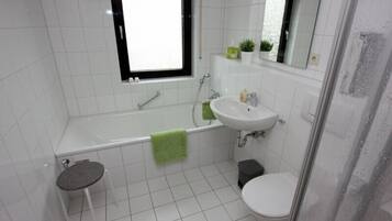 Een douche, een haardroger, handdoeken