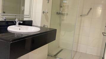 Deluxe Double Room | Bathroom | Hair dryer, bathrobes
