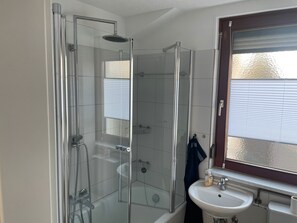 Dusch, hårtork och handdukar