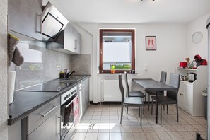 Fridge, oven, stovetop, dishwasher