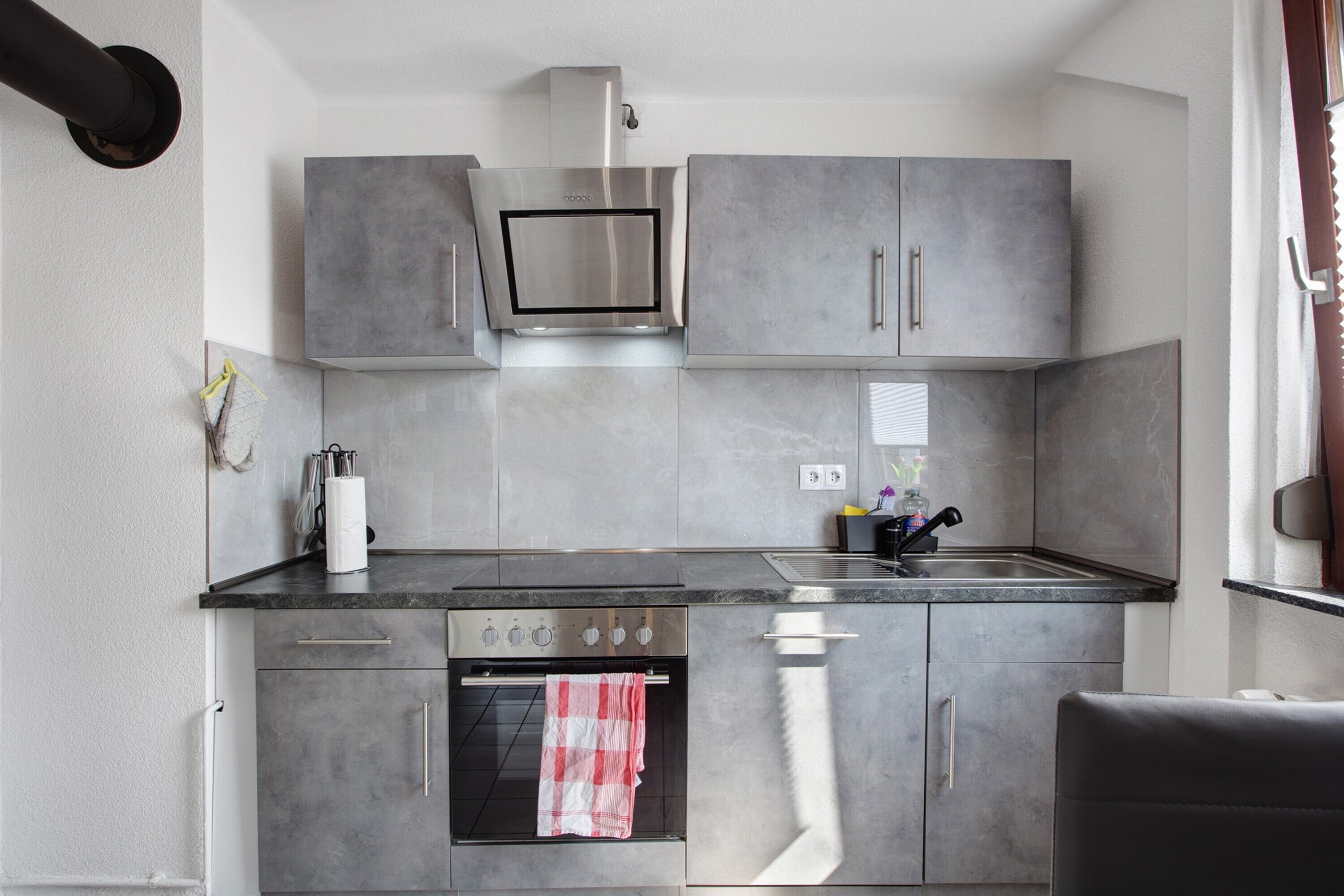 Fridge, oven, stovetop, dishwasher