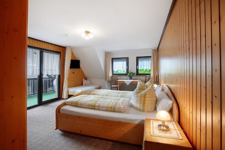 1 bedroom, free WiFi, bed sheets. Room 'Double Room 1' with Mountain View, Balcony and Wi-Fi