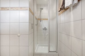 Shower, hair dryer, towels - Room 'Doppelzimmer 1' with Mountain View, Balcony and Wi-Fi (Todtnau)