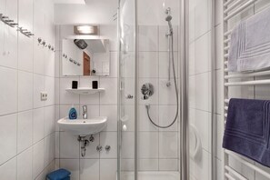 Dusche, Haartrockner, Handtücher