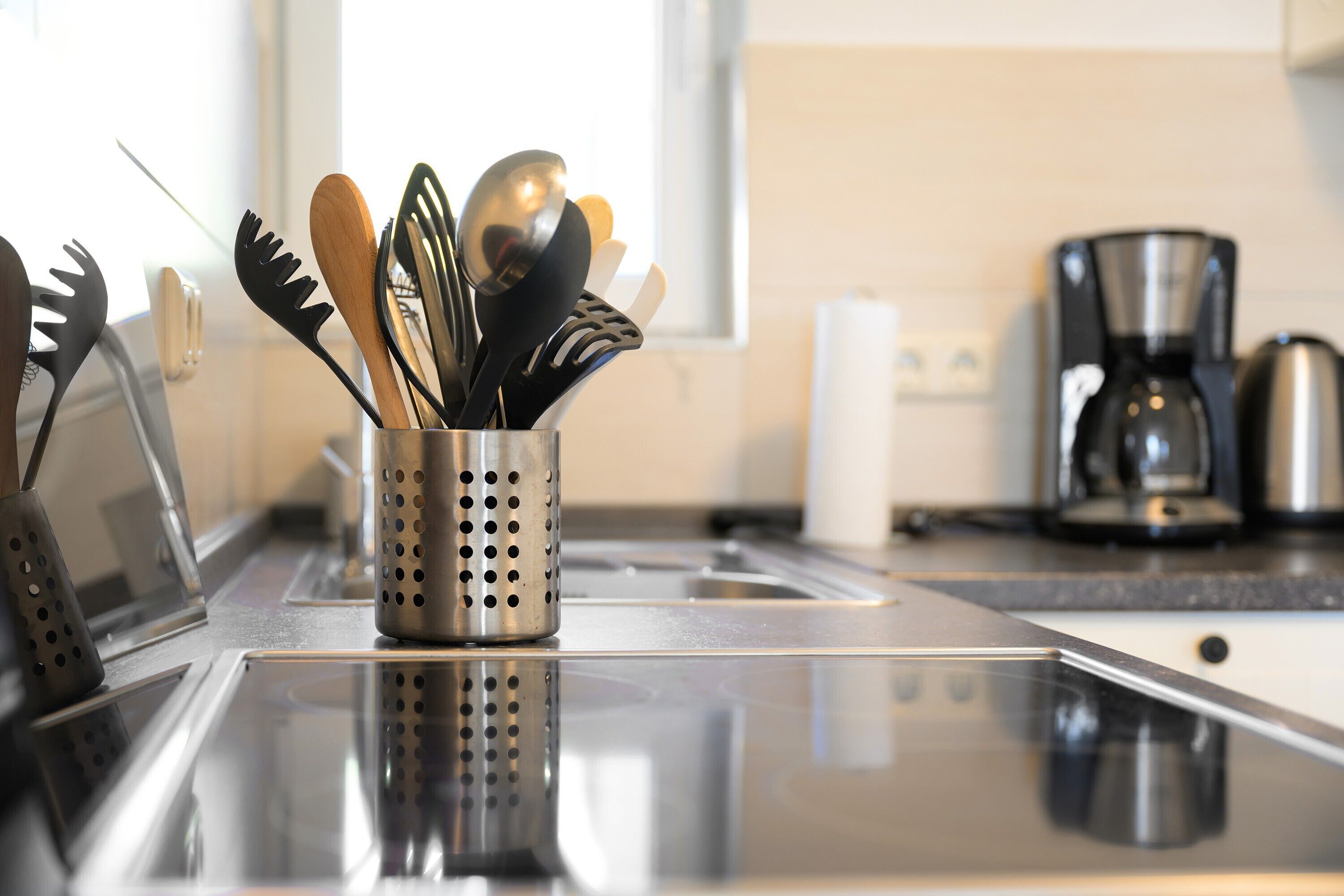 Fridge, oven, stovetop, coffee/tea maker