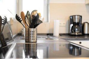 Kylskåp, ugn, spishäll och kaffe- och tebryggare