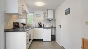 Kühlschrank, Ofen, Herdplatte, Wasserkocher mit Kaffee-/Teezubehör