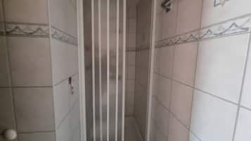 Chuveiro, secador de cabelo, toalhas de banho