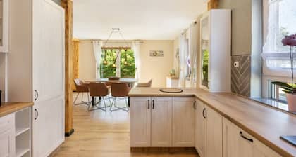Spacious Holiday Home – Garden & BBQ – 2 Bathrooms – 8 Guests