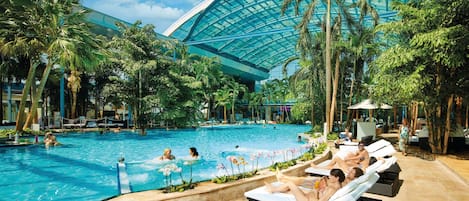 Una piscina techada, una piscina climatizada