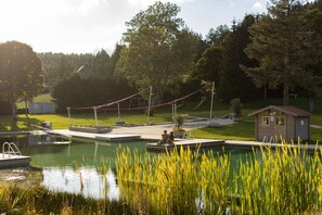 Innendørsbasseng og et oppvarmet basseng