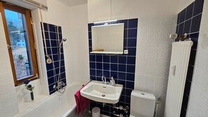 Chuveiro, secador de cabelo, toalhas de banho