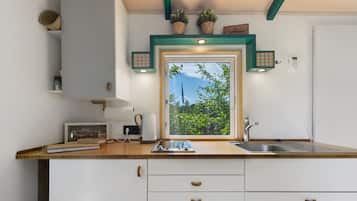 Fridge, stovetop, coffee/tea maker, electric kettle