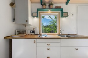 Frigorifero, piano cottura, macchina per tè/caffè, bollitore elettrico