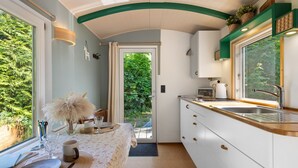 Kaffetrakter/tekoker, kjøleskap, kokeplater og vannkoker