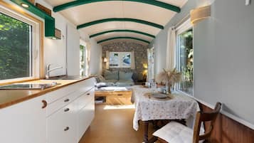 Kühlschrank, Herdplatte, Wasserkocher mit Kaffee-/Teezubehör