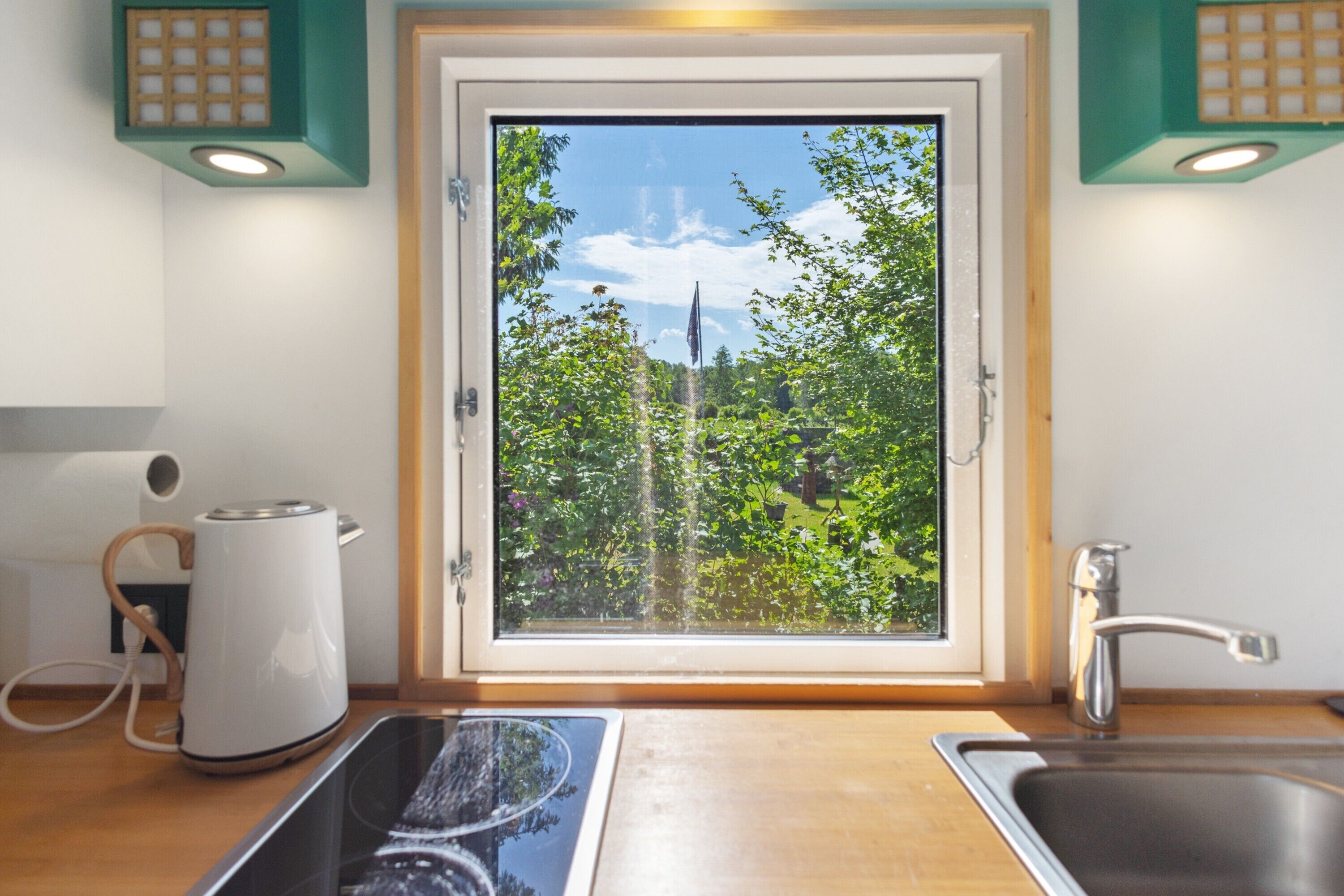 Fridge, stovetop, coffee/tea maker, electric kettle