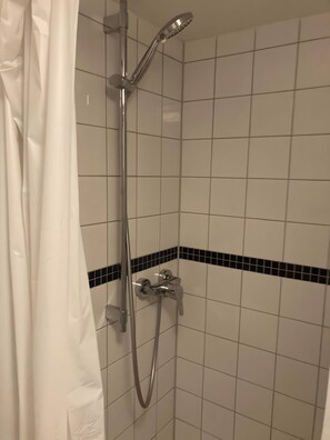 Douche, séchoir à cheveux, serviettes fournies