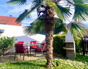 Outdoor dining - Apartment 'Dornier' with Private Terrace, Garden and Wi-Fi (Friedrichshafen)