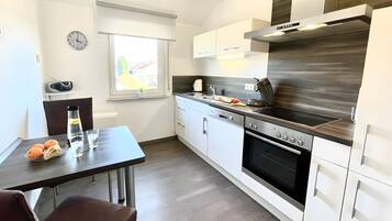 KĂŒhlschrank, Mikrowelle, Ofen, Herdplatte