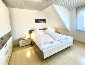 1 bedroom, free WiFi, bed sheets - Apartment 'Dornier' with Private Terrace, Garden and Wi-Fi (Friedrichshafen)