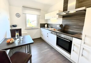 Fridge, microwave, oven, stovetop - Apartment 'Dornier' with Private Terrace, Garden and Wi-Fi (Friedrichshafen)