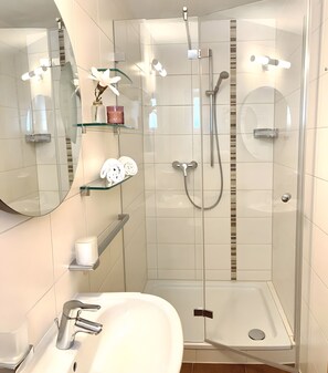 Shower, hair dryer, towels - Apartment 'Bodensee' with Garden, Balcony and Wi-Fi (Friedrichshafen)