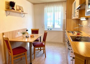 Dining - Apartment 'Bodensee' with Garden, Balcony and Wi-Fi (Friedrichshafen)
