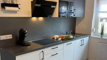 KĂŒhlschrank, Mikrowelle, Ofen, Herdplatte