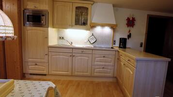 Een koelkast, een microgolfoven, een kookplaat