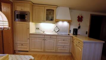 Kühlschrank, Mikrowelle, Herdplatte, Wasserkocher mit Kaffee-/Teezubehör