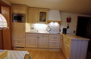 Kühlschrank, Mikrowelle, Herdplatte, Wasserkocher mit Kaffee-/Teezubehör