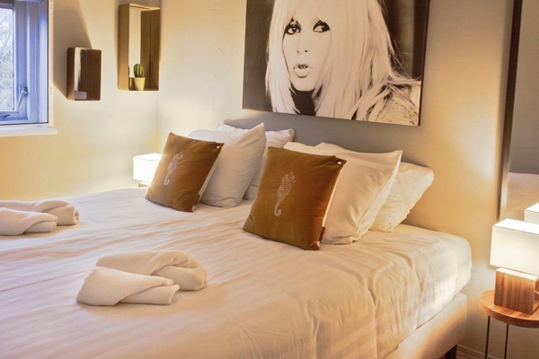 3 bedrooms, bed sheets