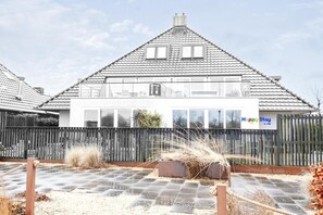 Holiday Home Exterior [winter] - Apartment in Friesland with Waterfront Views (Offingawier)