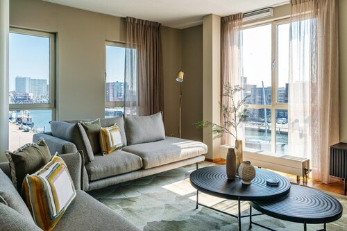 Harbour Breeze: Modern Stay