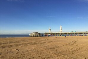 Beach nearby - Harbor Breeze: Modern Stay (Scheveningen)