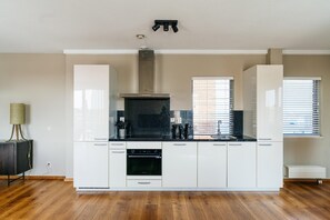 Een koelkast, een magnetron, een oven, een kookplaat