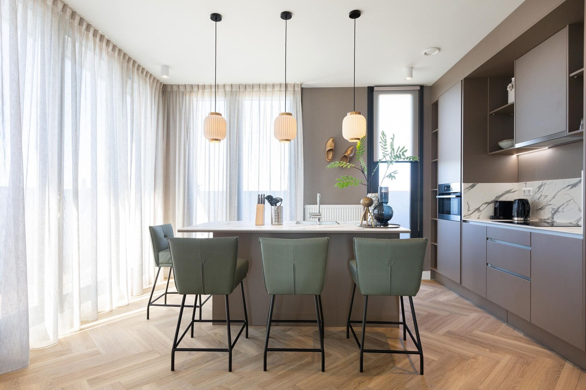 Een koelkast, een magnetron, een kookplaat, een vaatwasser