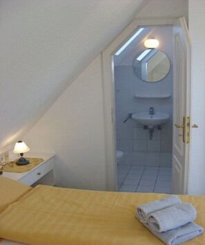 2 bedrooms, iron/ironing board, free WiFi