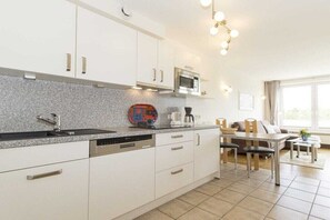 Kühlschrank, Mikrowelle, Herdplatte, Geschirrspüler