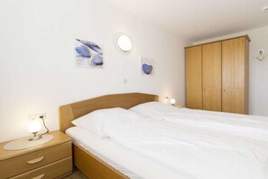 1 bedroom, iron/ironing board, internet