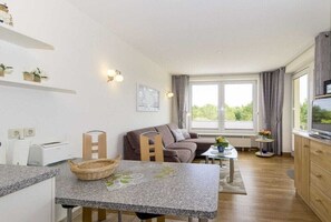 Smart-TV, DVD-Player, Tischtennisplatte