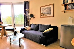 TV connectée, lecteur de DVD, table de tennis de table, livres