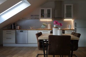 Køleskab, mikrobølgeovn, ovn, kogeplade