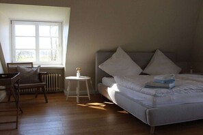 4 makuuhuonetta, silitysrauta/-lauta, ilmainen Wi-Fi, vuodevaatteet