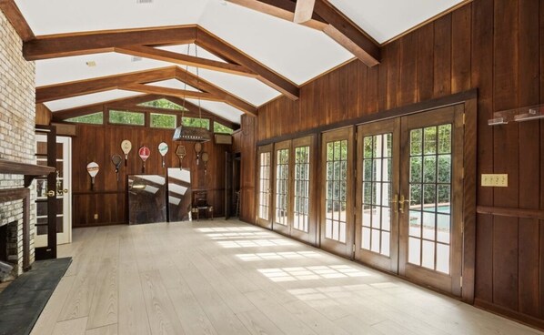 Interior - Huntington Hall, a historic Southern retreat with 5beds, pool and tennis court. (Manchester)