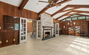 Interior - Huntington Hall, a historic Southern retreat with 5beds, pool and tennis court. (Manchester)